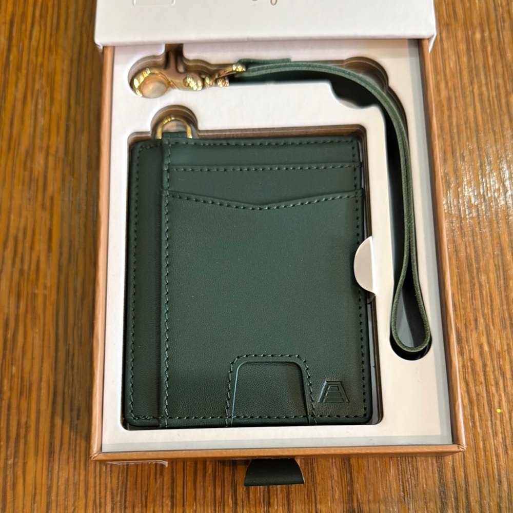 Andar Denner wallet. NIB Hunter green